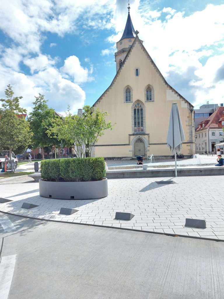 Das neue Pflanzoval auf dem Kirchplatz