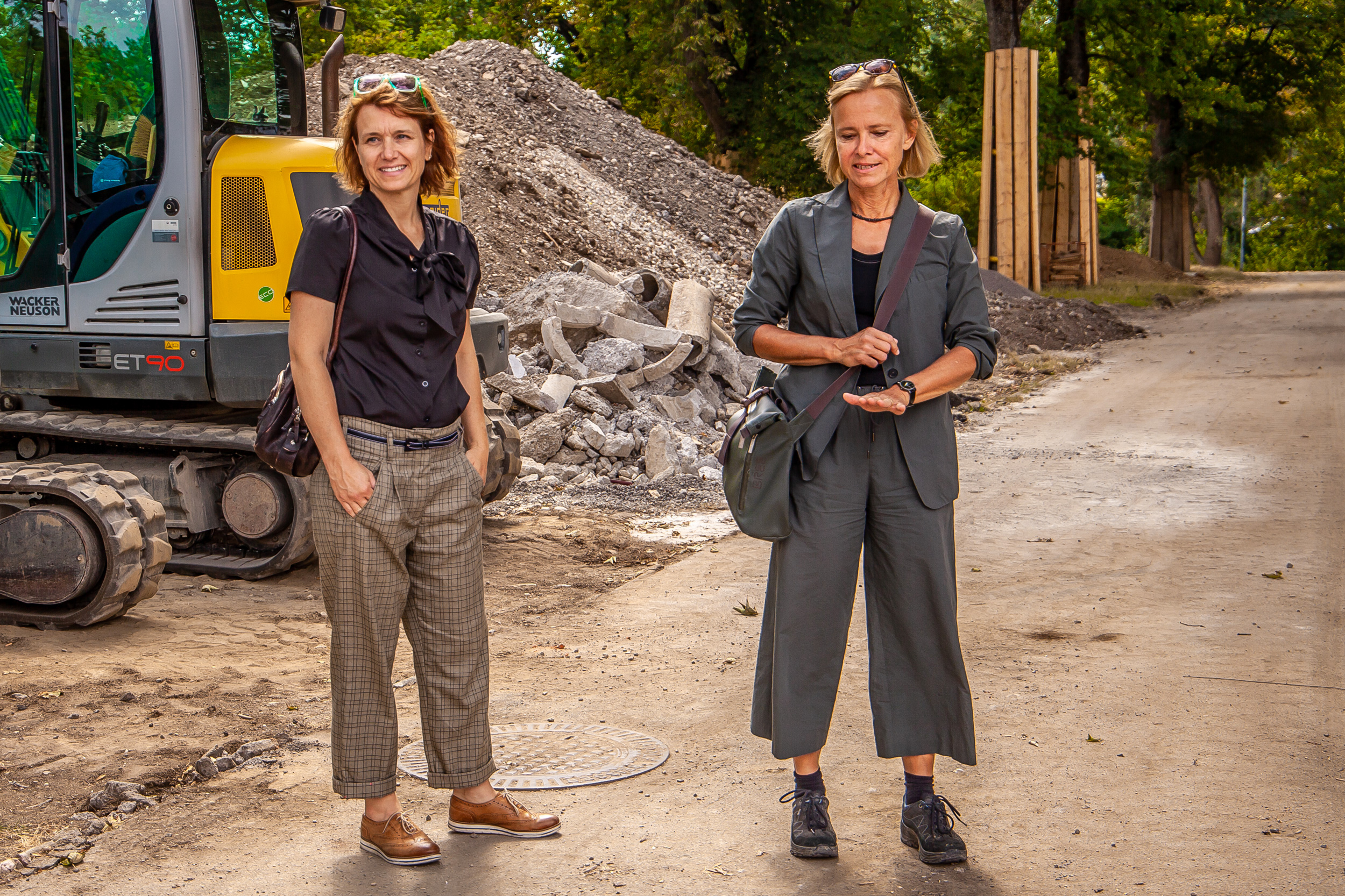 Kerstin Winandi und Ursula Hochrein auf der Baustelle im Stadtgarten