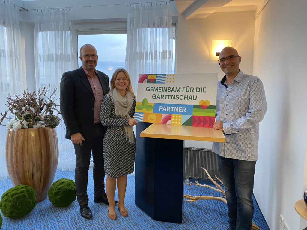 Bürgermsiter Verrengia, Frau Winnesberg-scharf und Niko Skarlatoudis präsentieren die Partnerschaft