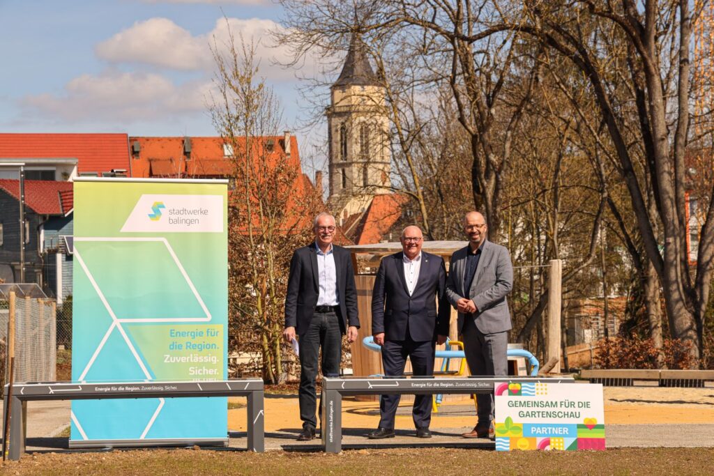 Zu sehen sind Stadtwerke-Geschäftsführer Harald Eppler, Oberbürgermeister Helmut Reitemann und Bürgermeister Ermilio Verrengia hinter einer der Solarbänke