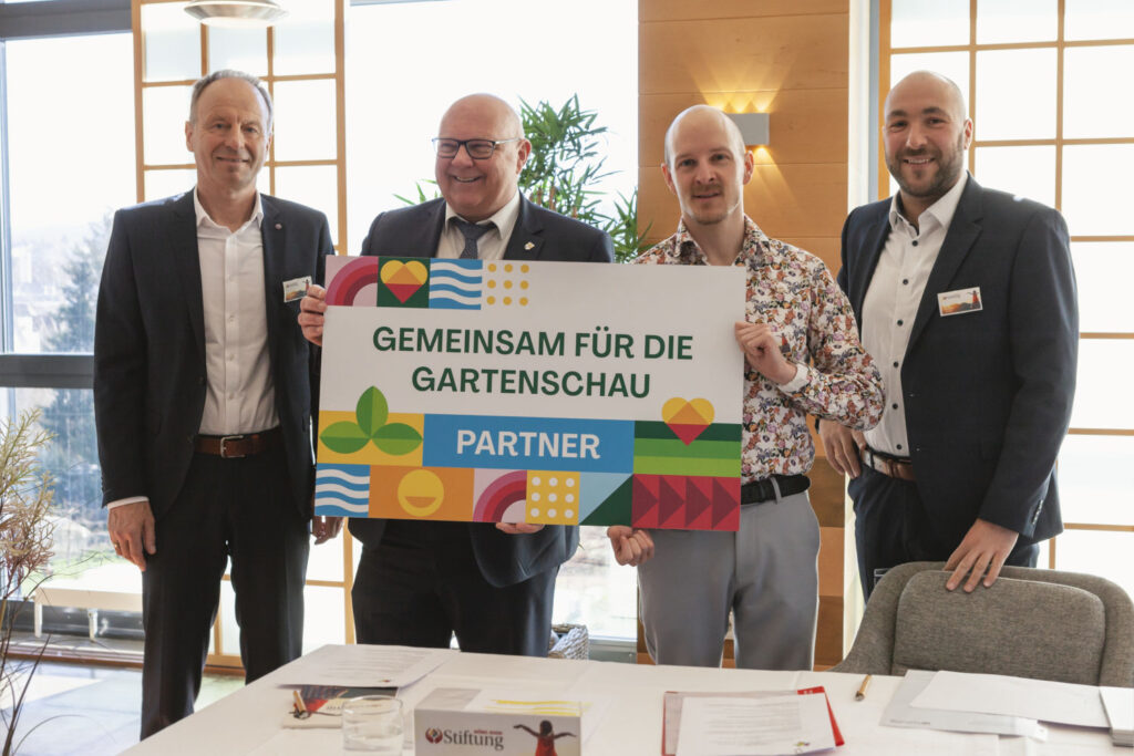 Zu sehen sind: Ekkehard Gulde (Geschäftsführer), Oberbürgermeister Helmut Reitemann, Julian Rogg (Geschäftsführender Gesellschafter), Alexander Ast (Geschäftsführer)