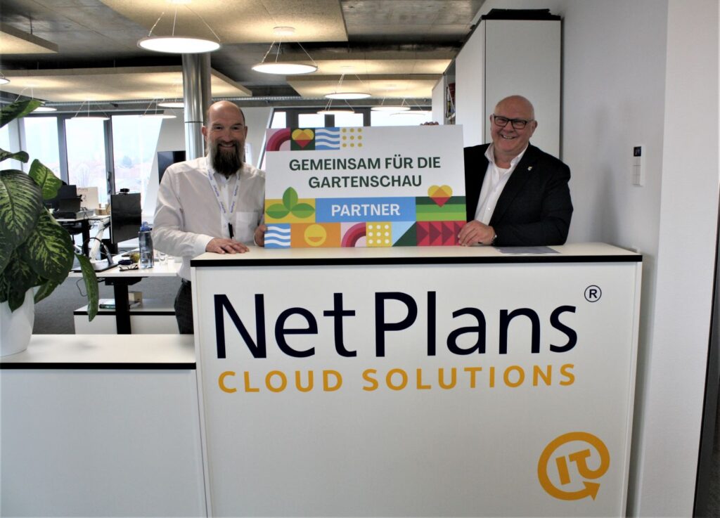 Zu sehen ist Netplans-Geschäftsführer Marco Hertel mit Oberbürgermeister Helmut Reitemann