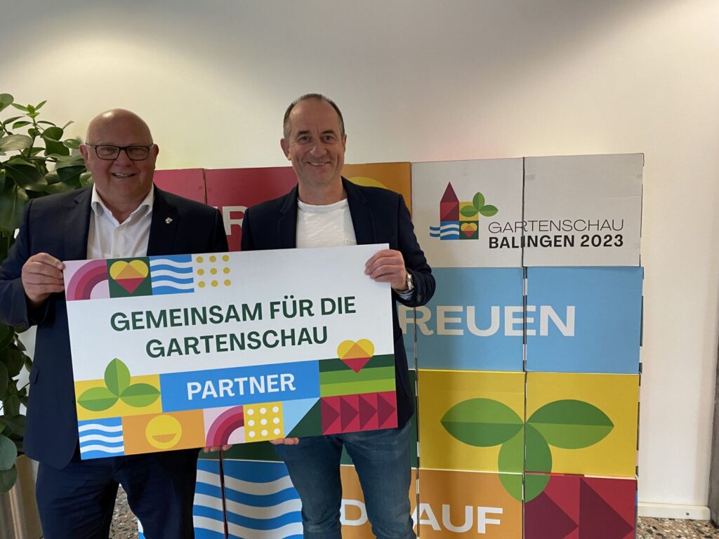Zu sehen sind Oberbürgermeister Helmut Reitemann und Dirk Bamberger, Geschäftsführer Treffpunkt Gastronomie GmbH