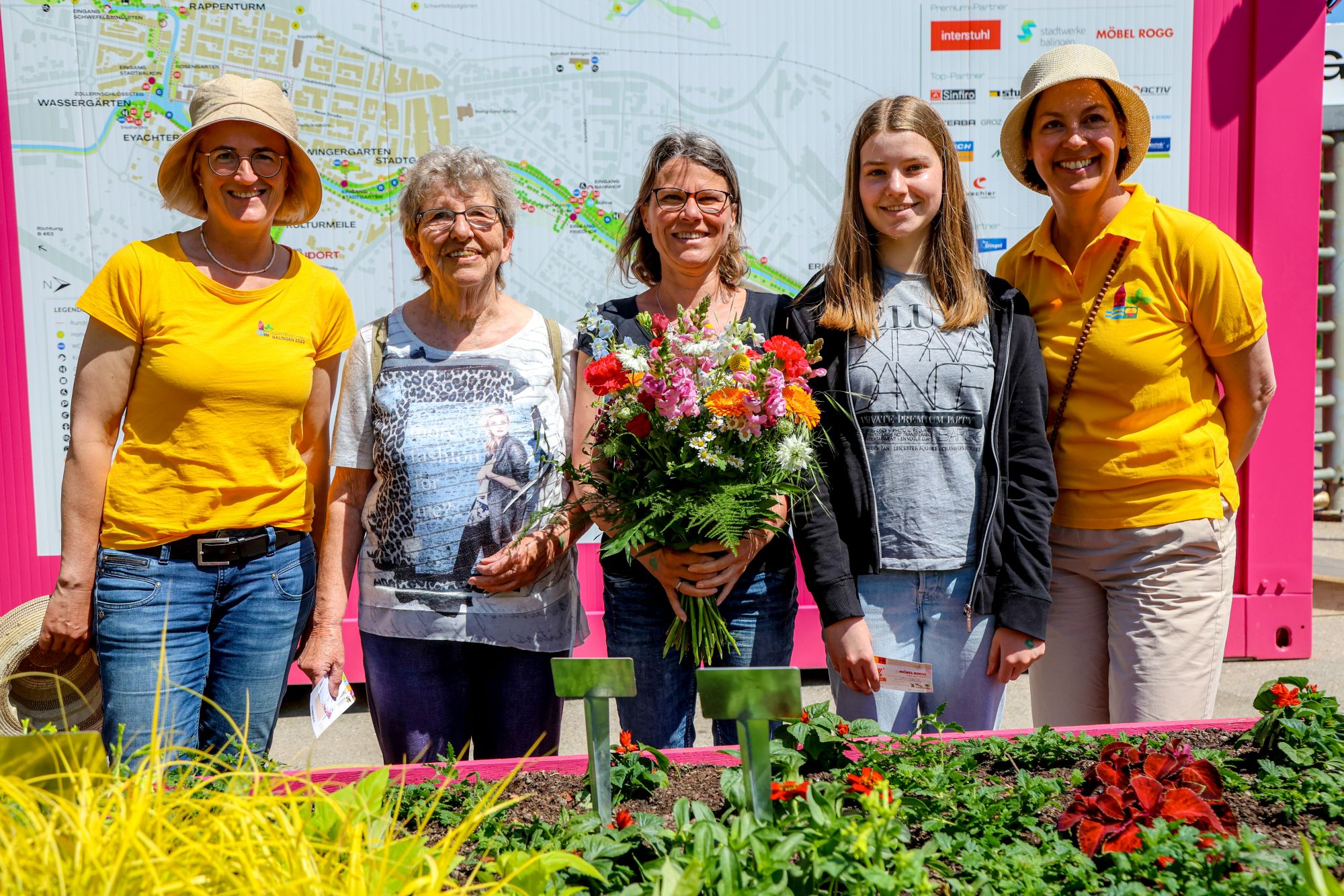 Zu sehen sind Annette Stoll-Zeitler und Annette Stiehle von der Gartenschau mit den Besucherinnen Anneliese Fiebig, Sabine Burth und Anna Marie Burth