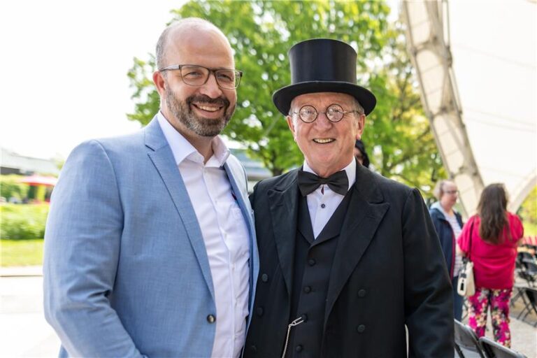 Zu sehen sind Ermilio Verrengia und Georg Wilkens, Letzterer im historischen schwarzen Anzug eines ehemaligen Balinger Bürgermeisters
