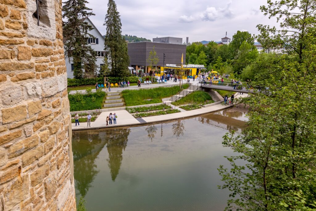 Blick auf Wassergärten, Zollernalbkreispavillon und neues Stadtarchiv
