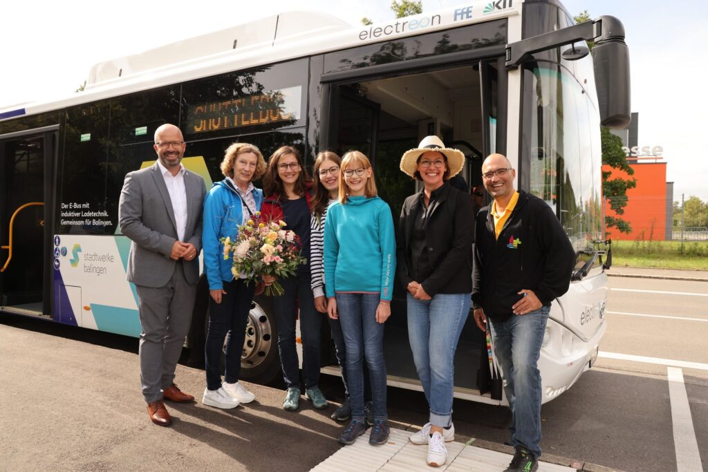 Bürgermeister Verrengia steht vor dem Shuttlebus mit den Meilensteinbesucherinnen sowie Annette Stiehle und Niko Skarlatoudis vom Gartenschauteam