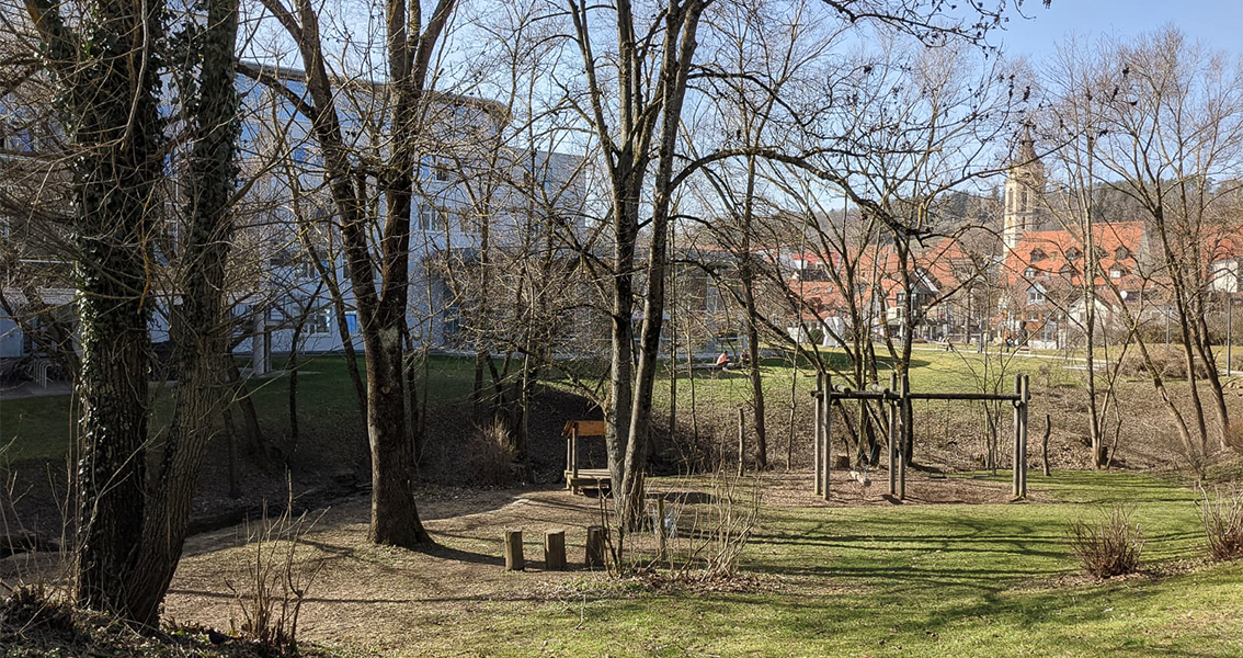 Der Etzelbach-Spielplatz mit Schaukel