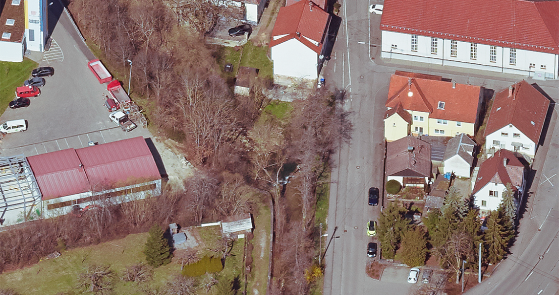 Luftbild von einer Straße mit Häusern