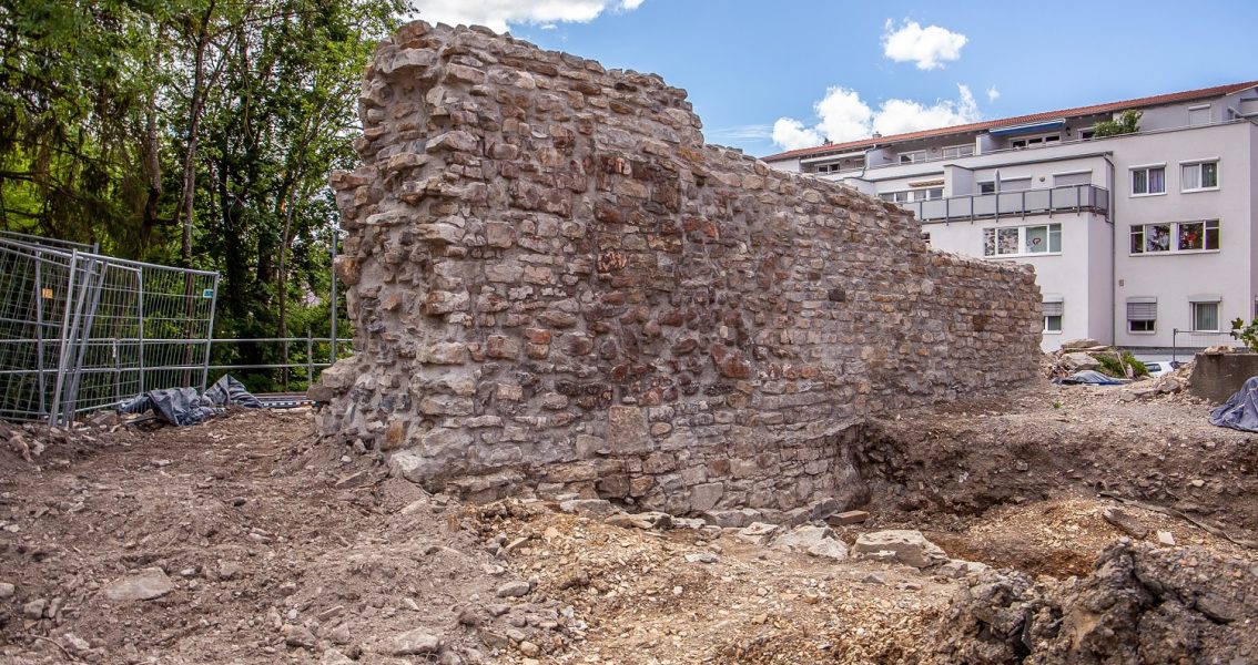 Die historische Mauer am Rappenturm
