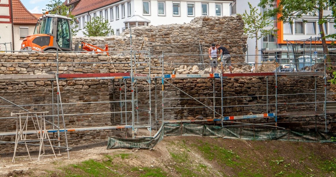 Die historische Mauer am Rappenturm wird saniert