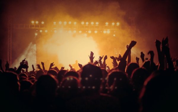 Bild zeigt ein Menschenmenge in einem Konzert